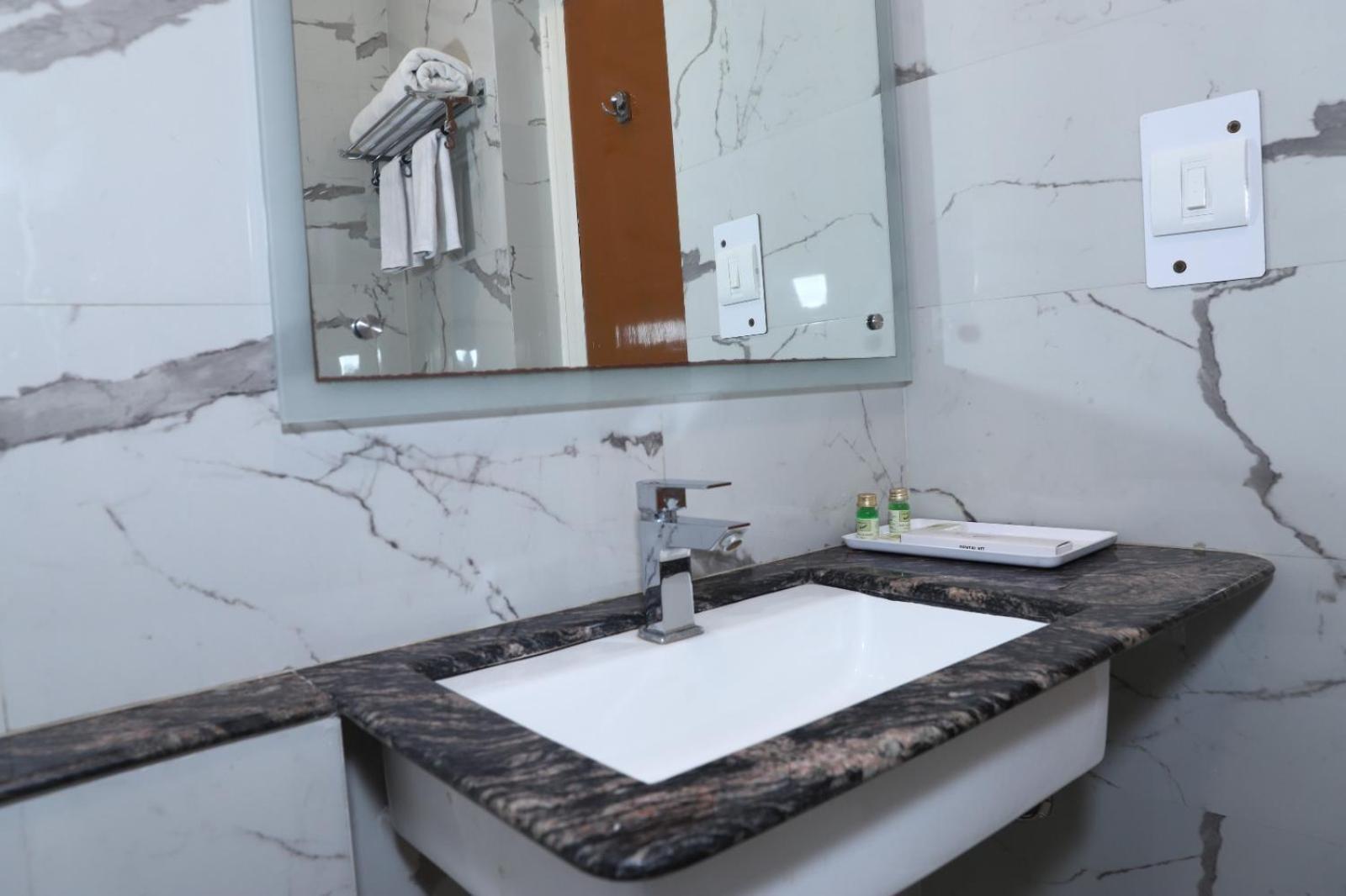 Airport Hotel Νέο Δελχί Εξωτερικό φωτογραφία